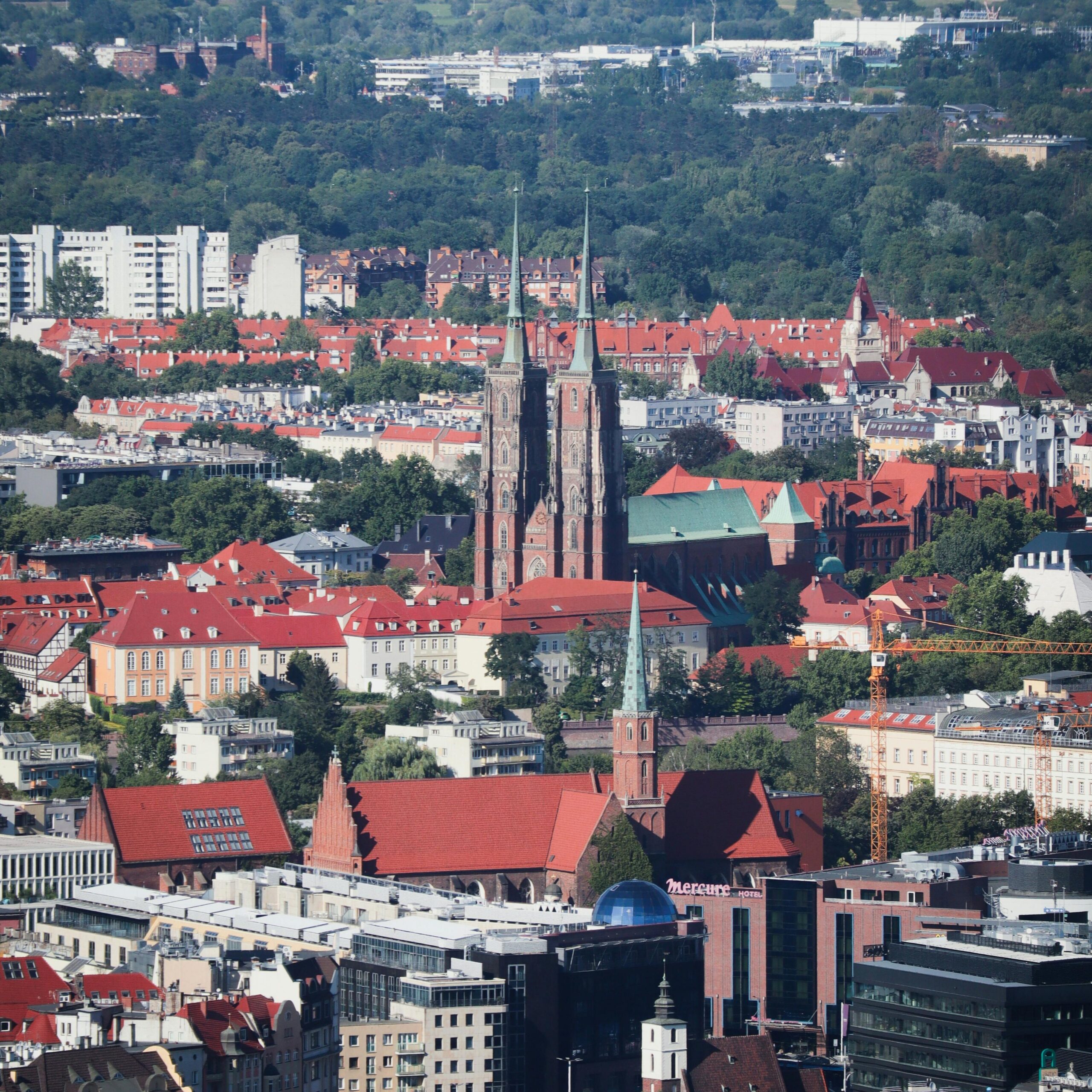Kontakt Stunning aerial view of Wrocław, Poland featuring the iconic Wrocław Cathedral.